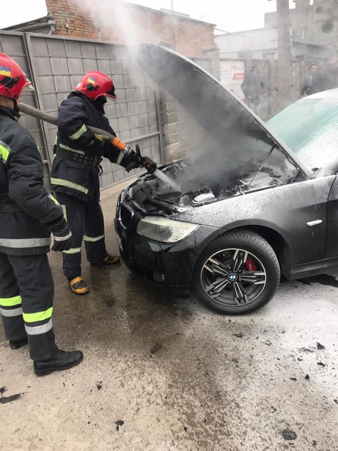 У Рівному горів автомобіль ВMW