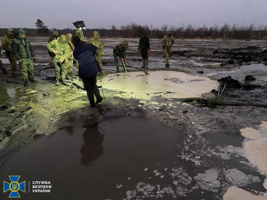 На Рівненщині затримали бурштинокопачів під час видобування каменю