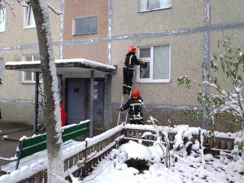 У зачиненій квартирі рятувальники виявили чоловіка без свідомості
