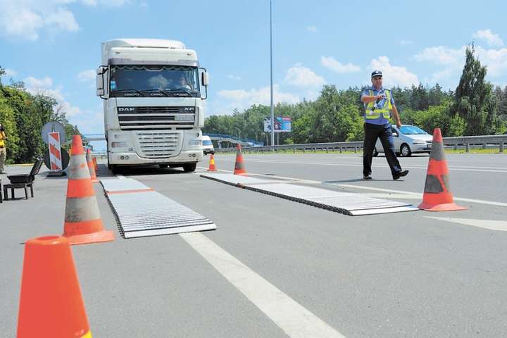 Понад 3 мільйони штрафу заплатили порушники за перевантажені фури на Рівненщині