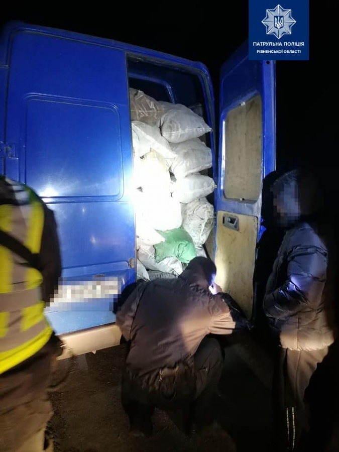 На Рівненщині зупинили авто з незаконним перевезенням контрабанди (+ФОТО)