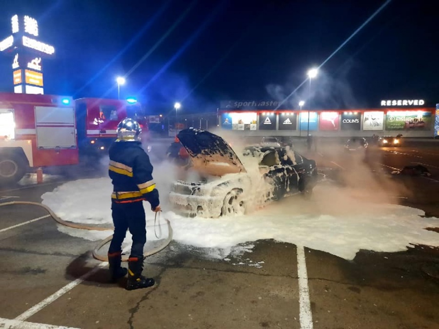У Рівному поблизу торгового центру горів автомобіль BMW