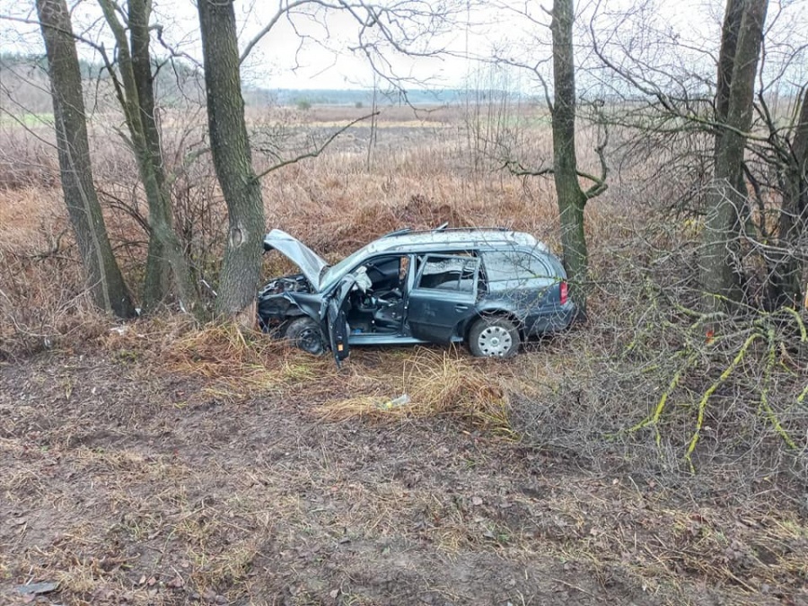 На Дубенщині між двома деревами затисло автомобіль