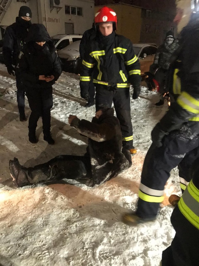 У Рівному 10 працівників ДСНС рятували безхатченка (+ФОТО)