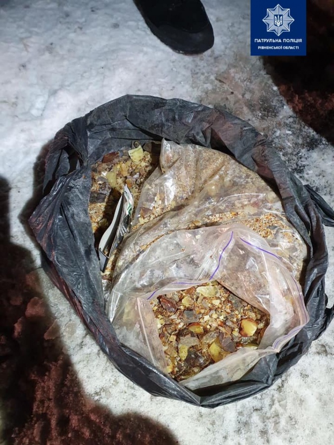 У Рівному вночі поліцейські виявили 7 кілограмів бурштину