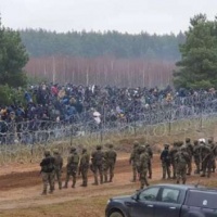 Правоохоронці Польщі: Білоруські силовики "озброюють" та контролюють дії біженців
