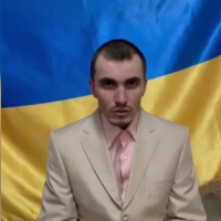Російському полоненому дали на допит весільний костюм