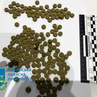 У РІВНЕНСЬКОГО НАРКОТОРГОВЦЯ ВИЛУЧИЛИ ПСИХОТРОПНИХ РЕЧОВИН НА МАЙЖЕ 4 МЛН