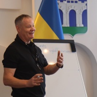 Британець безкоштовно навчає англійської мови рівнян