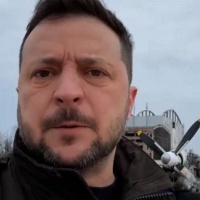 Зеленський звернувся до українців з Гостомеля на тлі уламків літаків