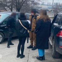 СБУ затримала рецидивістку, яка ввозила в Україну прекурсори під виглядом прального порошку