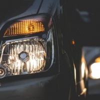 Ближнє світло фар за містом залишається обов'язковим і після 1 травня
