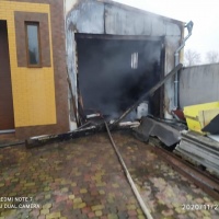 У Дубно горіла господарська будівля