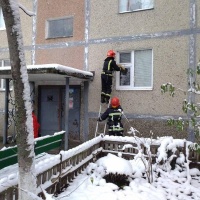У зачиненій квартирі рятувальники виявили чоловіка без свідомості